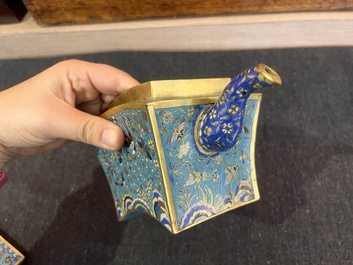 Paire de th&eacute;i&egrave;res en &eacute;maux cloisonn&eacute;s &agrave; d&eacute;cor de papillons et de pies, Chine, 19&egrave;me si&egrave;cle