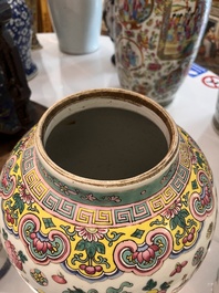 Deux pots couverts et un vase en porcelaine de Chine famille rose &agrave; d&eacute;cor floral et d'antiquit&eacute;s, 19&egrave;me/20&egrave;me si&egrave;cle