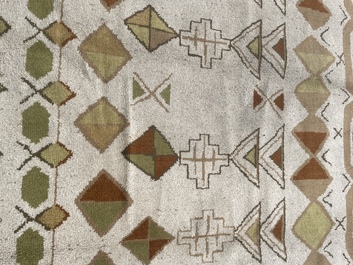 Tapis europ&eacute;en en laine &agrave; d&eacute;cor g&eacute;om&eacute;trique de style Art D&eacute;co, seconde moiti&eacute; du 20&egrave;me si&egrave;cle