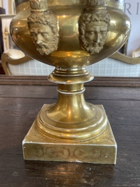 Paire de vases en porcelaine de Paris polychrome et dor&eacute;e &agrave; d&eacute;cor de sc&egrave;nes d'apr&egrave;s Teniers, France, 19&egrave;me si&egrave;cle