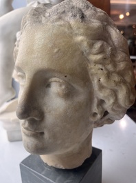Apr&egrave;s les antiques: T&ecirc;te de dame, marbre sculpt&eacute; sur un socle en marbre, fin du 18&egrave;me si&egrave;cle