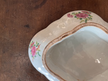 Bol lob&eacute; en porcelaine de Chine famille rose de Canton &agrave; d&eacute;cor de sc&egrave;nes de palais, de faune et de flore, 19&egrave;me si&egrave;cle