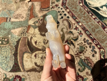 Une t&ecirc;te de bouddha sculpt&eacute;e en jad&eacute;&iuml;te, un tigre en pierre dure et un seau, Chine, 19&egrave;me/20&egrave;me si&egrave;cle