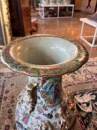 Paire de vases en porcelaine de Chine famille rose de Canton &agrave; d&eacute;cor floral et de sc&egrave;nes de palais, 19&egrave;me si&egrave;cle