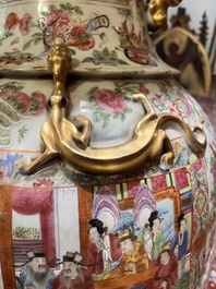 Paire de vases en porcelaine de Chine famille rose de Canton &agrave; d&eacute;cor floral, de sc&egrave;nes de palais et d'antiquit&eacute;s, 19&egrave;me si&egrave;cle