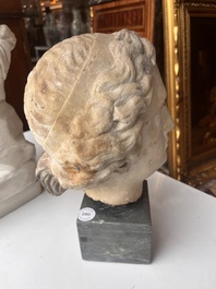 Apr&egrave;s les antiques: T&ecirc;te de dame, marbre sculpt&eacute; sur un socle en marbre, fin du 18&egrave;me si&egrave;cle