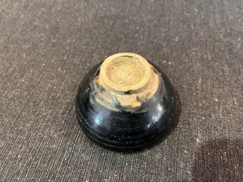 Paire de supports de bols en porcelaine &eacute;maill&eacute;e en brun et noire de style Song, Chine, probablement 20&egrave;me si&egrave;cle