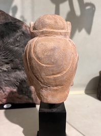 T&ecirc;te de Guanyin en pierre sculpt&eacute;e aux traces de dorure et de polychromie, Chine, probablement Tang