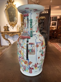 Vase en porcelaine de Chine famille rose &agrave; sujet narratif, 19&egrave;me si&egrave;cle