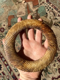 Trois discques et/ou bracelets en jade et/ou pierre dure, Chine ou Tha&iuml;lande, probablement Dynastie Jin et post&eacute;rieur