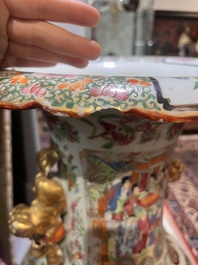 Paire de vases en porcelaine de Chine famille rose de Canton &agrave; d&eacute;cor floral, de sc&egrave;nes de palais et d'antiquit&eacute;s, 19&egrave;me si&egrave;cle