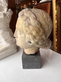 Apr&egrave;s les antiques: T&ecirc;te de dame, marbre sculpt&eacute; sur un socle en marbre, fin du 18&egrave;me si&egrave;cle