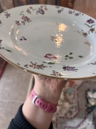 Huit assiettes en porcelaine de Chine famille rose &agrave; d&eacute;cor floral, 18&egrave;me si&egrave;cle