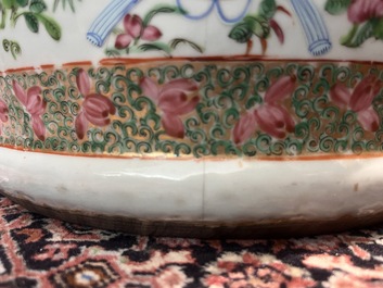 Paire de vases en porcelaine de Chine famille rose de Canton &agrave; d&eacute;cor floral, de sc&egrave;nes de palais et d'antiquit&eacute;s, 19&egrave;me si&egrave;cle