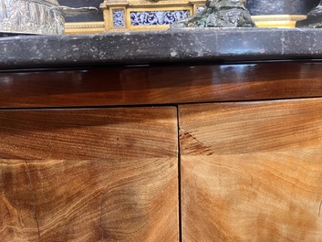 Jean Joseph Chapuis (1765-1864): Buffet Empire de forme demi-lune en placage d'acajou flamm&eacute; aux montures en bronze et dessus en marbre