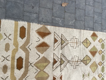 Tapis europ&eacute;en en laine &agrave; d&eacute;cor g&eacute;om&eacute;trique de style Art D&eacute;co, seconde moiti&eacute; du 20&egrave;me si&egrave;cle