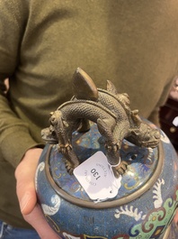 Gong en &eacute;maux cloisonn&eacute;s dans son support en bois sculpt&eacute;, Chine, 19&egrave;me/20&egrave;me si&egrave;cle