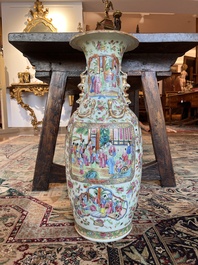 Paire de vases en porcelaine de Chine famille rose de Canton &agrave; d&eacute;cor floral et de sc&egrave;nes de palais, 19&egrave;me si&egrave;cle