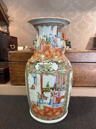 Trois paires de vases en porcelaine de Chine famille rose de Canton &agrave; d&eacute;cor floral et de sc&egrave;nes de palais, 19&egrave;me si&egrave;cle