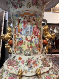 Paire de vases en porcelaine de Chine famille rose de Canton &agrave; d&eacute;cor floral, de sc&egrave;nes de palais et d'antiquit&eacute;s, 19&egrave;me si&egrave;cle
