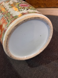 Trois paires de vases en porcelaine de Chine famille rose de Canton &agrave; d&eacute;cor floral et de sc&egrave;nes de palais, 19&egrave;me si&egrave;cle