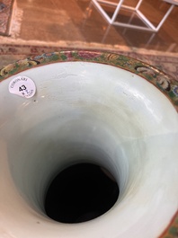 Paire de vases en porcelaine de Chine famille rose de Canton &agrave; d&eacute;cor floral et de sc&egrave;nes de palais, 19&egrave;me si&egrave;cle