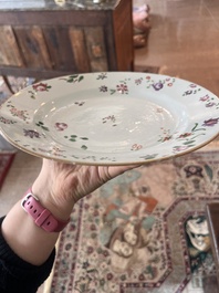 Huit assiettes en porcelaine de Chine famille rose &agrave; d&eacute;cor floral, 18&egrave;me si&egrave;cle