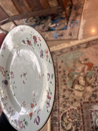 Huit assiettes en porcelaine de Chine famille rose &agrave; d&eacute;cor floral, 18&egrave;me si&egrave;cle