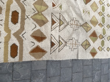Tapis europ&eacute;en en laine &agrave; d&eacute;cor g&eacute;om&eacute;trique de style Art D&eacute;co, seconde moiti&eacute; du 20&egrave;me si&egrave;cle