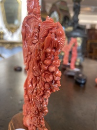 Figure d'une dame avec un oiseau en corail rouge sculpt&eacute;, Chine, 19&egrave;me/20&egrave;me