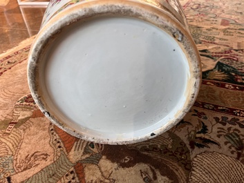 Paire de vases en porcelaine de Chine famille rose de Canton &agrave; d&eacute;cor floral et de sc&egrave;nes de palais, 19&egrave;me si&egrave;cle