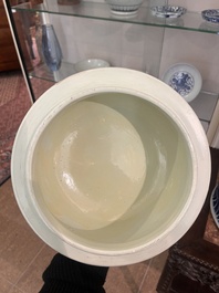 Vase couvert en porcelaine de Chine en bleu et blanc &agrave; d&eacute;cor de rinceaux de lotus, Kangxi