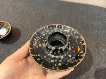 Paire de supports de bols en porcelaine &eacute;maill&eacute;e en brun et noire de style Song, Chine, probablement 20&egrave;me si&egrave;cle