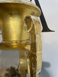 Paire de beaux vases Empire en porcelaine de Paris dor&eacute;e et polychrome &agrave; d&eacute;cor de paysages anim&eacute;s, France, premi&egrave;re moiti&eacute; du 19&egrave;me si&egrave;cle