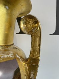 Paire de beaux vases Empire en porcelaine de Paris dor&eacute;e et polychrome &agrave; d&eacute;cor de paysages anim&eacute;s, France, premi&egrave;re moiti&eacute; du 19&egrave;me si&egrave;cle