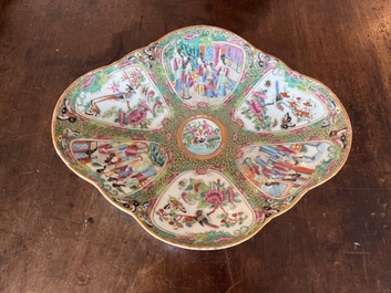 Bol lob&eacute; en porcelaine de Chine famille rose de Canton &agrave; d&eacute;cor de sc&egrave;nes de palais, de faune et de flore, 19&egrave;me si&egrave;cle