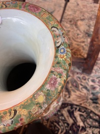 Paire de vases en porcelaine de Chine famille rose de Canton &agrave; d&eacute;cor floral et de sc&egrave;nes de palais, 19&egrave;me si&egrave;cle