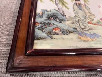 Plaque en porcelaine de Chine famille rose &agrave; d&eacute;cor d'immortel et son serviteur, R&eacute;publique, 20&egrave;me si&egrave;cle