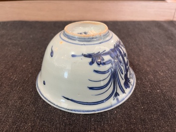 Bol en porcelaine de Chine bleu et blanc &agrave; d&eacute;cor d'oiseaux parmi des branches fleuries, marque et &eacute;poque de Jiajing