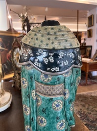 Importante figure d'une femme &agrave; l'enfant en porcelaine de Chine famille verte, 19&egrave;me si&egrave;cle