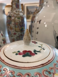 Deux pots couverts et un vase en porcelaine de Chine famille rose &agrave; d&eacute;cor floral et d'antiquit&eacute;s, 19&egrave;me/20&egrave;me si&egrave;cle