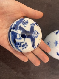 Cinq vases en porcelaine de Chine en bleu et blanc, famille rose et famille verte, 19&egrave;me/20&egrave;me si&egrave;cle