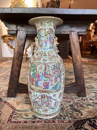 Paire de vases en porcelaine de Chine famille rose de Canton &agrave; d&eacute;cor floral et de sc&egrave;nes de palais, 19&egrave;me si&egrave;cle