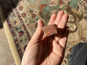 Une t&ecirc;te de bouddha sculpt&eacute;e en jad&eacute;&iuml;te, un tigre en pierre dure et un seau, Chine, 19&egrave;me/20&egrave;me si&egrave;cle