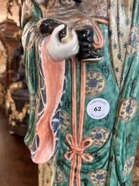 Importante figure d'une femme &agrave; l'enfant en porcelaine de Chine famille verte, 19&egrave;me si&egrave;cle