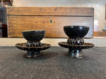 Paire de supports de bols en porcelaine &eacute;maill&eacute;e en brun et noire de style Song, Chine, probablement 20&egrave;me si&egrave;cle