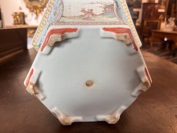 Jardini&egrave;re hexagonale en porcelaine de Chine famille rose &agrave; d&eacute;cor floral et de dames dans un jardin, 20&egrave;me si&egrave;cle