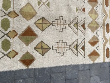 Tapis europ&eacute;en en laine &agrave; d&eacute;cor g&eacute;om&eacute;trique de style Art D&eacute;co, seconde moiti&eacute; du 20&egrave;me si&egrave;cle