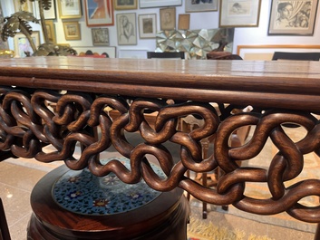 Table d'autel en bois sculpt&eacute; au plateau en bois de racine, Chine, 20&egrave;me si&egrave;cle