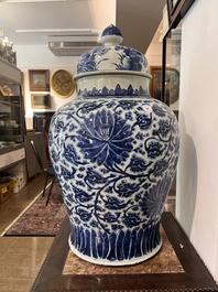 Vase couvert en porcelaine de Chine en bleu et blanc &agrave; d&eacute;cor de rinceaux de lotus, Kangxi